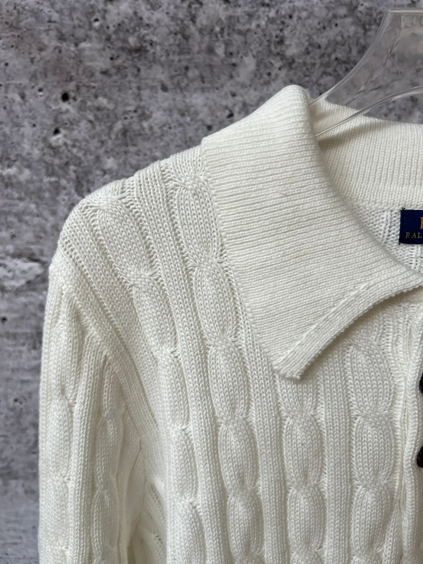 P240 Ralph Lauren fall lapel unisex polo sweater, made of the same pure cotton washed fabric as the original, all craftsmanship details restored to the original, buttoned lapel upper body with a lazy old money style